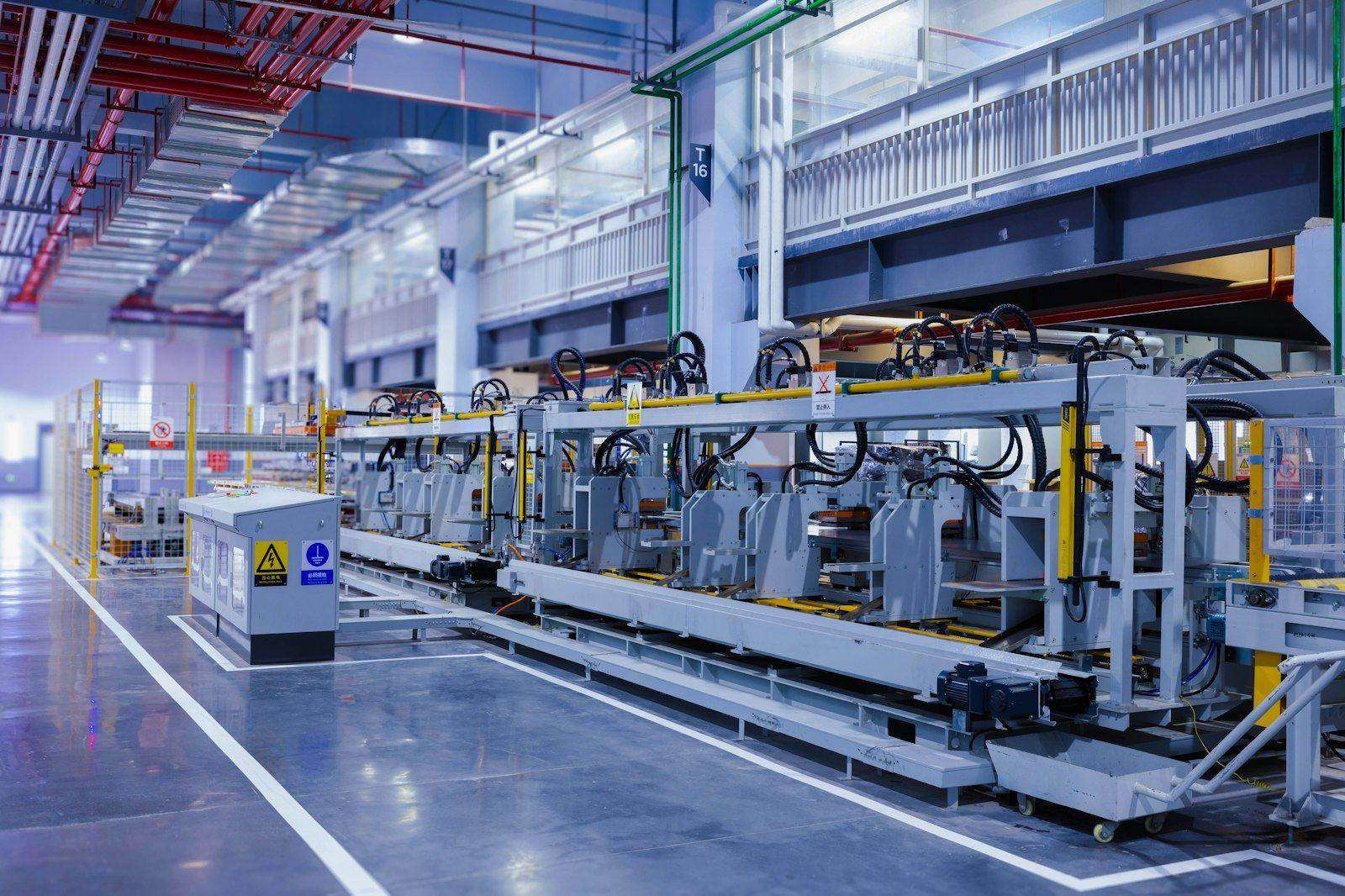 Une chaîne de production industrielle à l’arrêt, sans personne.