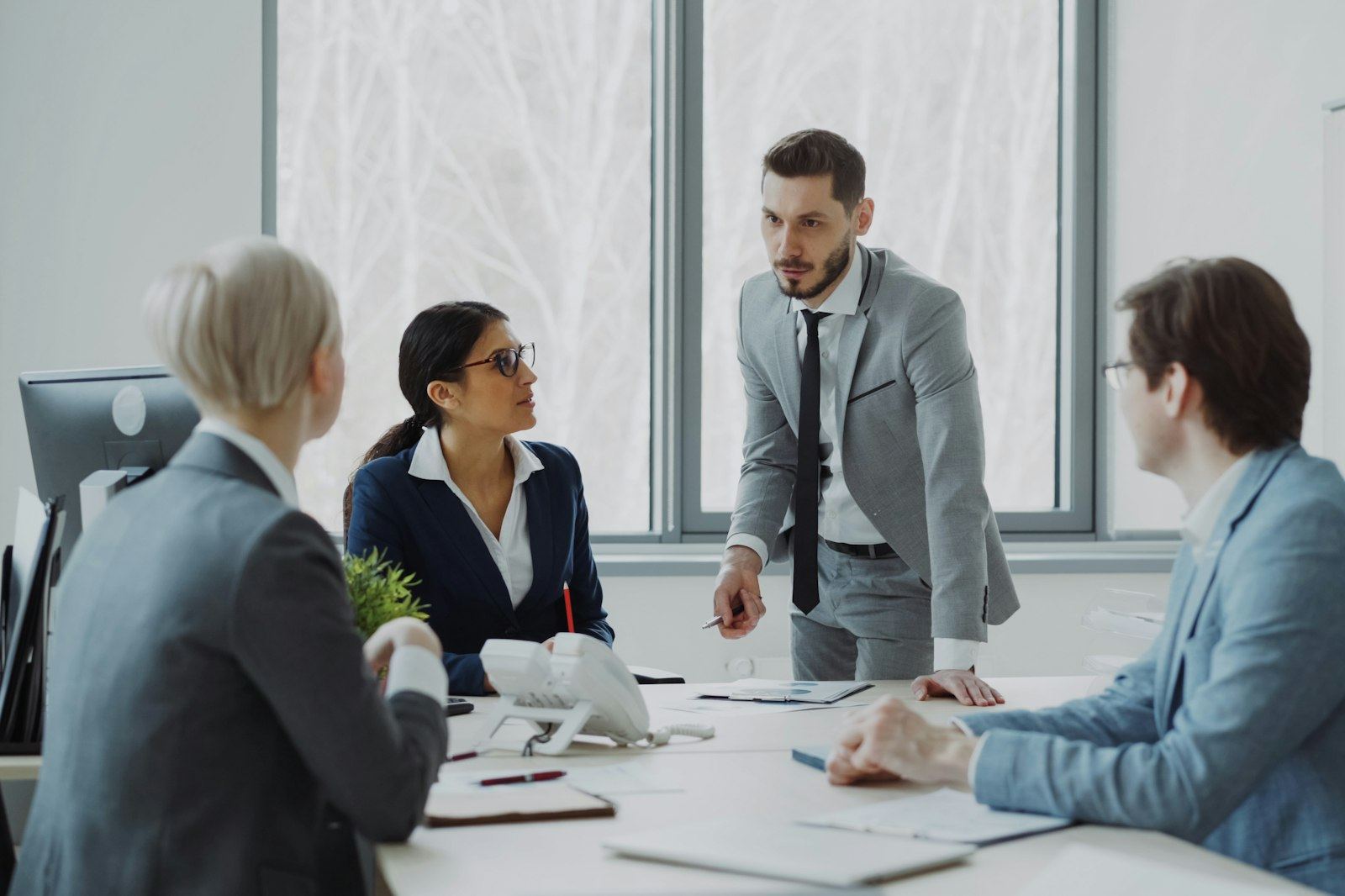 Des dirigeants en réunion autour d’une table, dans une salle de conseil.